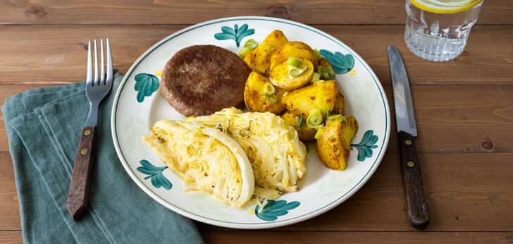 Recept van het Voedingscentrum: Geroosterde spitskool met een burger en kerrie-aardappelen
