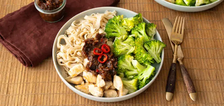Recept van het Voedingscentrum: Noedels met broccoli en kip in sticky pruimensaus