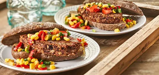 Recept van het Voedingscentrum: Zwarte bonenburger met maissalade