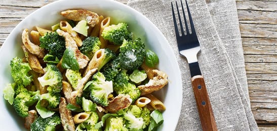 Recept van het Voedingscentrum: Broccoli met penne, varkensvleesreepjes en citroen
