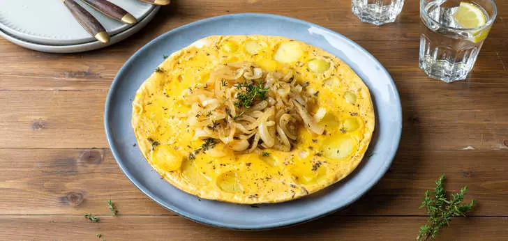 Recept van het Voedingscentrum: Tortilla met gekaramelliseerde uien