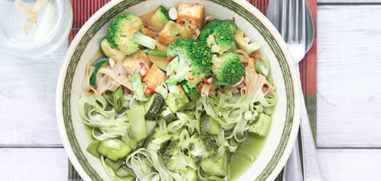 Recept van het Voedingscentrum: Noedelsoep met broccoli en pinda's