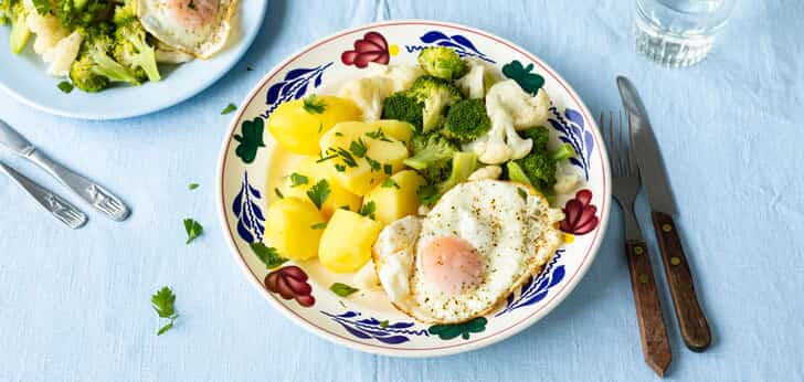 Recept van het Voedingscentrum: Gebakken ei met aardappelen, bloemkool en broccoli