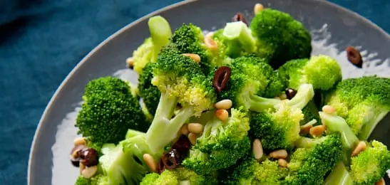 Recept van het Voedingscentrum: Broccolisalade met pijnboompitten
