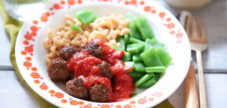 Recept van het Voedingscentrum: Tartaarballetjes met olijventapenade, macaroni en snijbonen