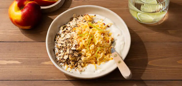 Recept van het Voedingscentrum: Limoencrème met crunchy topping en granita van nectarine