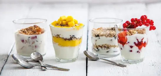 Recept van het Voedingscentrum: Yoghurt met zomerfruit en walnoten