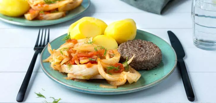 Recept van het Voedingscentrum: Gestoofde venkel met tomaat, tartaar en aardappelen