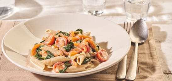 Recept van het Voedingscentrum: Penne met romige spinazie en zalm