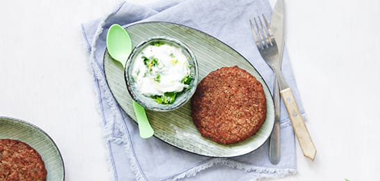 Recept van het Voedingscentrum: Tofuburger met koriandersaus