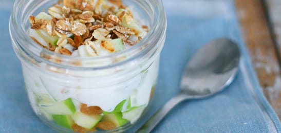 Recept van het Voedingscentrum: Appelkwark met krokante muesli