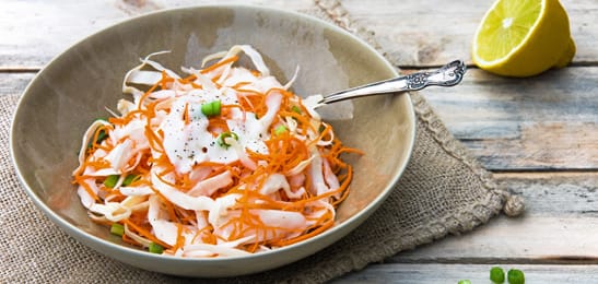 Recept van het Voedingscentrum: Kool-wortelsalade met bosui