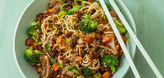 Recept van het Voedingscentrum: Noedelsalade met tempé en sojadressing