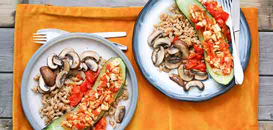 Recept van het Voedingscentrum: Gevulde courgette met macaroni en gebakken champignons