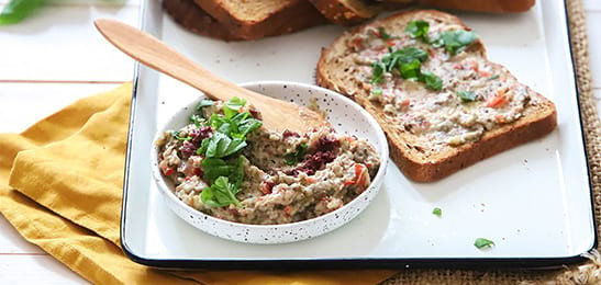 Recept van het Voedingscentrum: Volkorenbrood met auberginetapenade