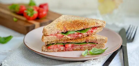 Afbeelding van Uitgelicht Recept: Aardbeientosti met basilicum