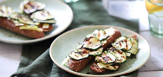 Recept van het Voedingscentrum: Bruschetta met gegrilde courgette 