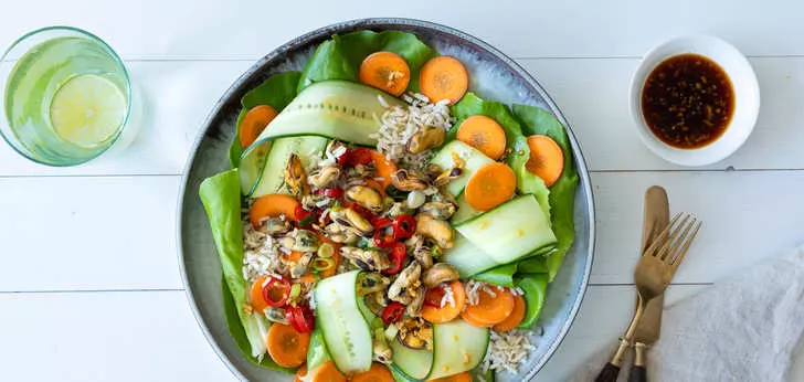 Recept van het Voedingscentrum: Pittige maaltijdsalade met mosselen en limoendressing