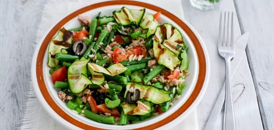 Recept van het Voedingscentrum: Rijstsalade met tonijn en courgettelinten