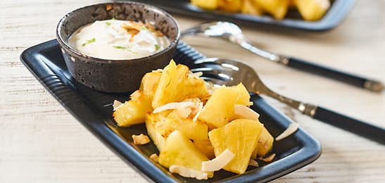 Recept van het Voedingscentrum: Gebakken ananas met kokos en limoenyoghurt