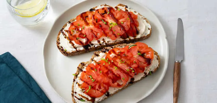 Recept van het Voedingscentrum: Broodje met bieslookspread, tomaat en balsamico