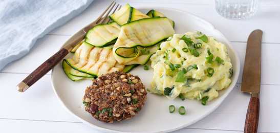 Recept van het Voedingscentrum: Notenburgers met gekruide aardappelpuree en courgette