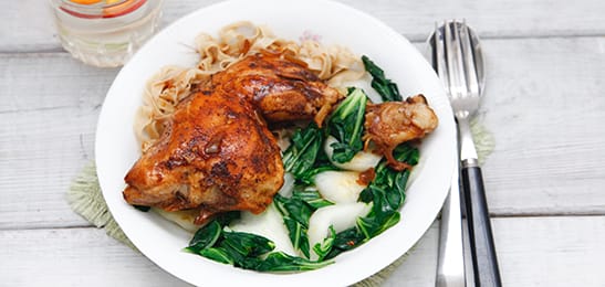 Recept van het Voedingscentrum: Kippenbouten in hoisinsaus met paksoi en rijst