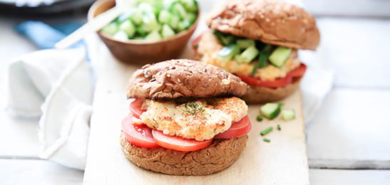 Recept van het Voedingscentrum: Visburgers met een broodje