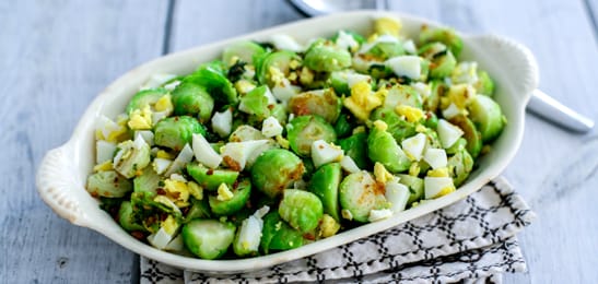 Recept van het Voedingscentrum: Lauwwarme spruitjessalade met aardappelpuree