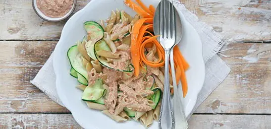 Recept van het Voedingscentrum: Pastasalade met groentelinten en amandelsaus