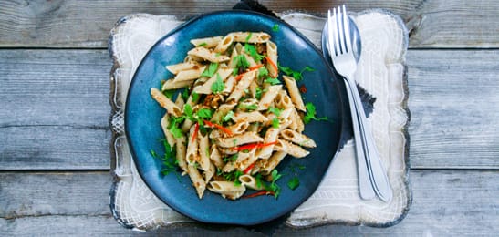 Recept van het Voedingscentrum: Penne met chili-knoflookkruim, broccoli en kip