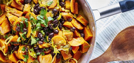 Recept van het Voedingscentrum: Zoete aardappelcurry met zwarte bonen