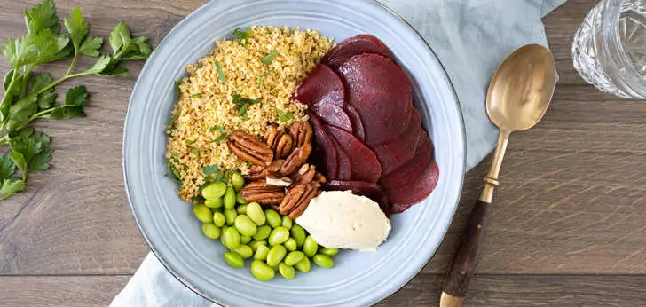 Recept van het Voedingscentrum: Bietjesbowl met pecannoten en couscous