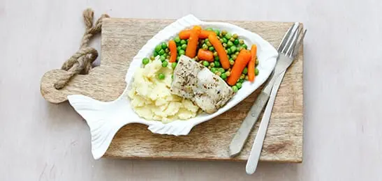 Recept van het Voedingscentrum: Gegrilde vis met doperwten, wortelen en aardappelpuree