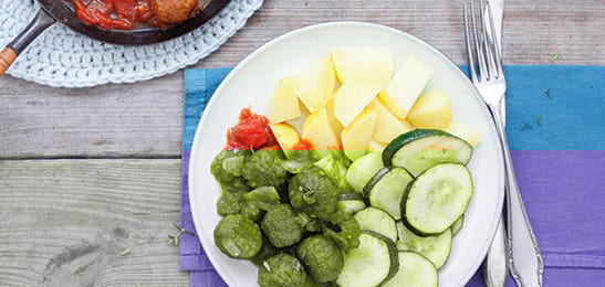 Recept van het Voedingscentrum: Lamsgehaktballetjes in tomatensaus met courgette en aardappelen