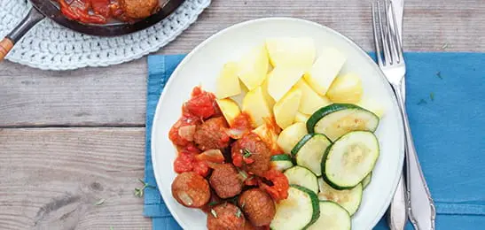 Recept van het Voedingscentrum: Lamsgehaktballetjes in tomatensaus, courgettes en aardappelen