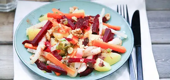 Recept van het Voedingscentrum: Warme salade met noten