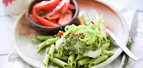 Recept van het Voedingscentrum: Vis-preipakketje met tomatensalade en penne
