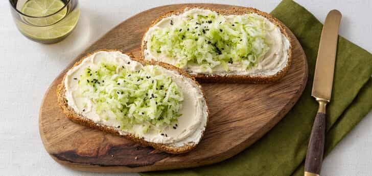 Recept van het Voedingscentrum: Broodje met miso-sesamspread en geraspte bevroren komkommer