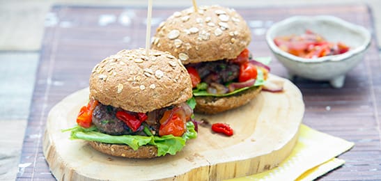 Recept van het Voedingscentrum: Pittige burgers met tomatenrelish