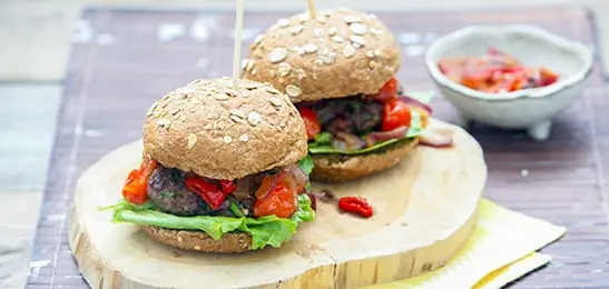 Recept van het Voedingscentrum: Pittige burgers met tomatenrelish