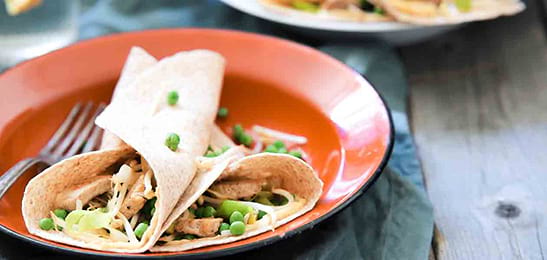 Recept van het Voedingscentrum: Warme wrap met vlees en taugé