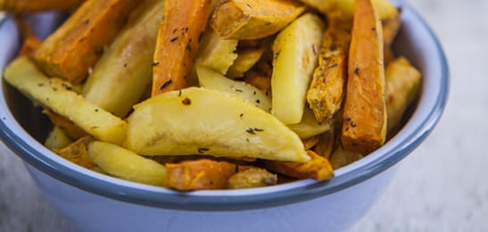 Recept van het Voedingscentrum: Ovenfriet met witlof-grapefruitsalade en tartaar