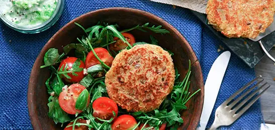 Recept van het Voedingscentrum: Kikkererwtenburgers met tzatziki en rauwkost