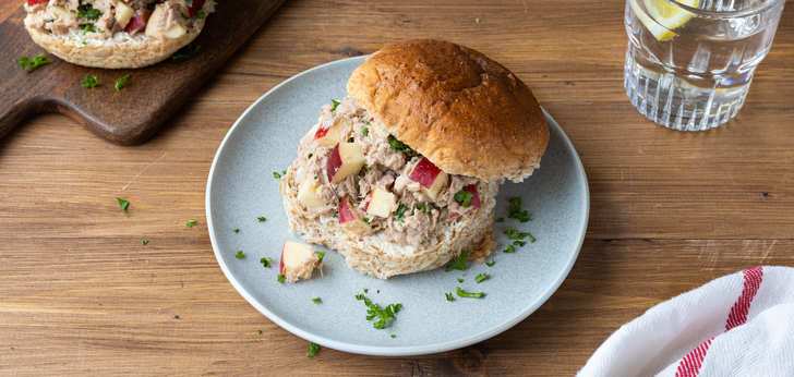 Recept van het Voedingscentrum: Volkorenbroodje met tonijnsalade