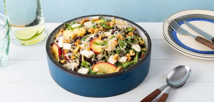 Recept van het Voedingscentrum: Zuurkoolsalade met zwarte bonen en gebakken appel