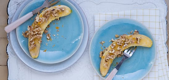 Recept van het Voedingscentrum: Gebakken banaan met walnoot en sinaasappel