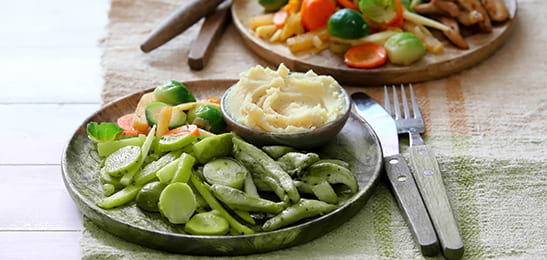 Recept van het Voedingscentrum: Salade van gemarineerde groente met kip en aardappelpuree