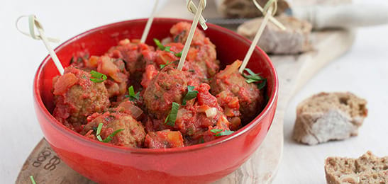 Recept van het Voedingscentrum: Vegaballetjes in pittige tomatensaus