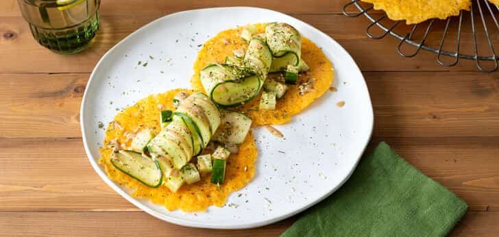 Recept van het Voedingscentrum: Linzenwraps met komkommer, tahin en za'atar